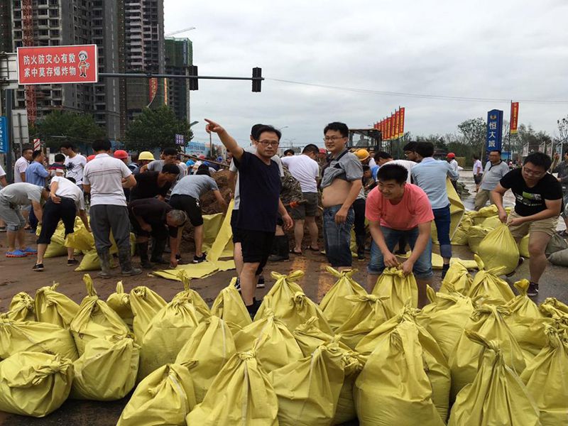 2016年7月20日，集團(tuán)公司組織員工參與“安陽7·19特大洪水”搶險(xiǎn)救災(zāi)工作。